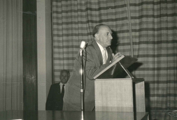 Incontri Culturali: Anni '60 del Novecento - Il poeta italiano Alberto Cavaliere in un incontro culturale organizzato presso la sede dell'Azienda Autonoma di Cura e Soggiorno