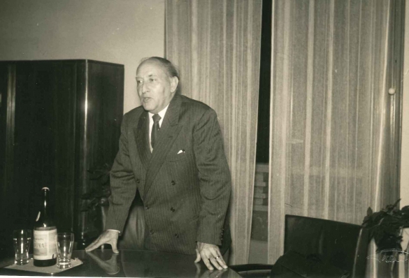 Incontri Culturali : Anni '60 del Novecento - Il poeta italiano Alberto Cavaliere in un incontro culturale organizzato presso la sede dell'Azienda Autonoma di Cura e Soggiorno	