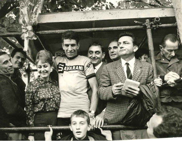 1966 Corsa di Coppi - Collezione Biblioteca comunale G.D. Romagnosi: 12 Ottobre 1966 - Felice Gimondi, sul podio dopo la vittoria	