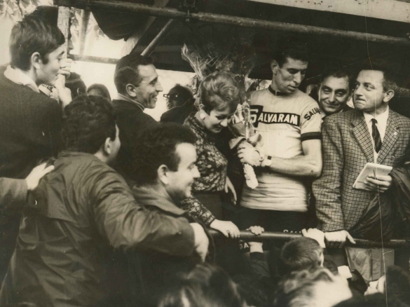 1966 Corsa di Coppi - Collezione Biblioteca comunale G.D. Romagnosi: 12 Ottobre 1966 - Felice Gimondi, sul podio dopo la vittoria	
