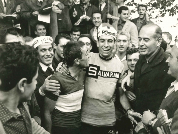 1966 Corsa di Coppi - Collezione Biblioteca comunale G.D. Romagnosi: 12 ottobre 1966 - Felice Gimondi festeggia la vittoria circondato dal pubblico