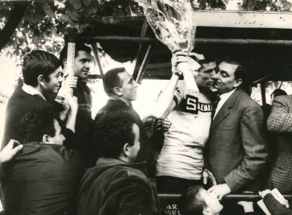 1966 Corsa di Coppi - Collezione Biblioteca comunale G.D. Romagnosi: 12 ottobre 1966 - FeliceGimondi sul podio della vittoria