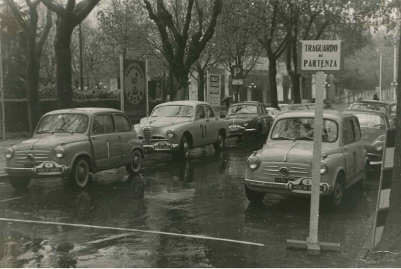 Gara Automobilistica - Collezione BIblioteca G.D.Romagnosi: 1961, Ponte automobilistico Napoli-Milano organizzato dai giornali 'Il mattino' e 'Corriere di Napoli'	