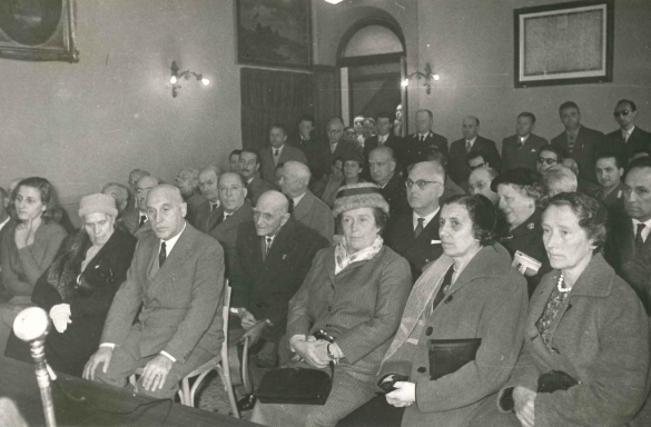 Cittadinanza Onoraria a Luigi Zoja - Collezione Biblioteca Comunale G. D. Romagnosi: 6 Aprile 1956 Palazzo Municipale - Il pubblico nella sala consigliare partecipa alla cerimonia