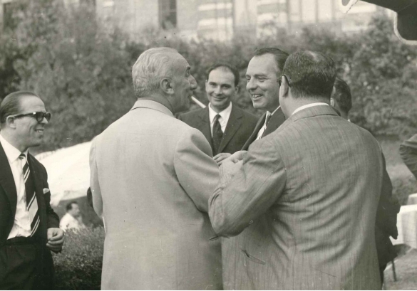 Collezione Biblioteca comunale G.D. Romagnosi: Anni '60 del Novecento - Remigio Paone, regista e produttore teatrale, colloquia con la sigaretta in bocca