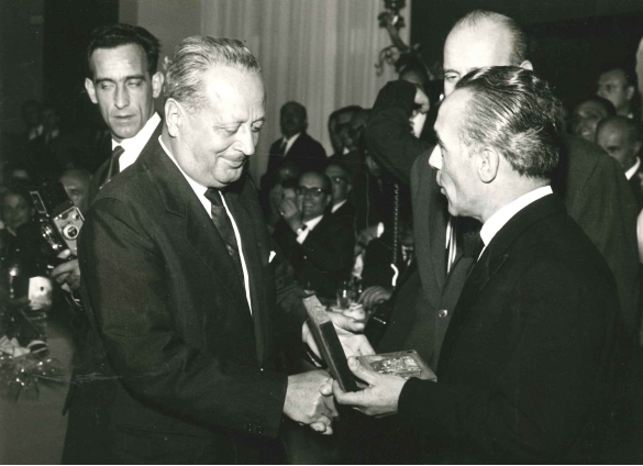 Collezione Biblioteca comunale G.D. Romagnosi: Anni '60 del Novecento - Dino Villani riceve un premio; nel 1939 lanciò il concorso «5000 lire per un sorriso» che nel 1946 diventò Miss Italia.