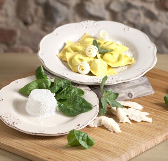 PRODOTTI DECO - MALFATTI CON RICOTTA ED ERBETTE: Primo piatto di pasta ripiena a base di ricotta ed erbette (bietole) prodotto da Parma Menù Famiglia Carpanese. Alimeto tipico del territorio.	