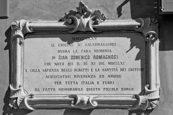 Casa Romagnosi - Epigrafe: Epigrafe posta sulla facciata della casa natale dove nacque Gian Domenico Romagnosi