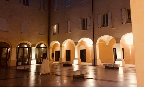Antico Palazzo Detraz: Particolare del dell'antico chiostro del Palazzo Detraz, già convento dei frati Serviti nel 1525, e successivamente Grande Albergo nel 1890	