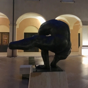 Antico Palazzo Detraz: La scultura bronzea di Mario Pavesi collocata all'interno della piazzetta dell'antico chiostro	