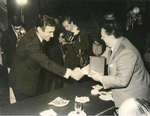 Alberto Lupo Ospite a Salsomaggiore - Collezione Biblioteca Comunale: Anni '60 del Novecento - L'attore ritira un premio al Poggio Diana