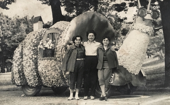 1950 Corso di Fiori - Collezione BIblioteca G.D.Romagnosi: Giugno 1950 - In poa con la Berlina 400 addobbata di fiori