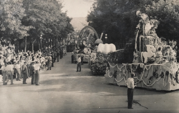 1950 Corso di Fiori - Collezione BIblioteca G.D.Romagnosi: Giugno 1950 - La sfilata dei carri per le vie cittadine
