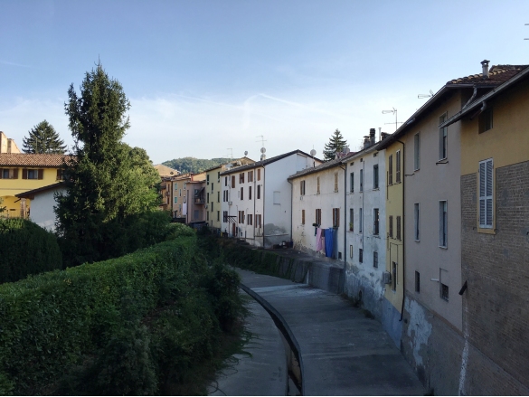 Il quartiere vecchio sul torrente Ghiara: Veduta da via Unità