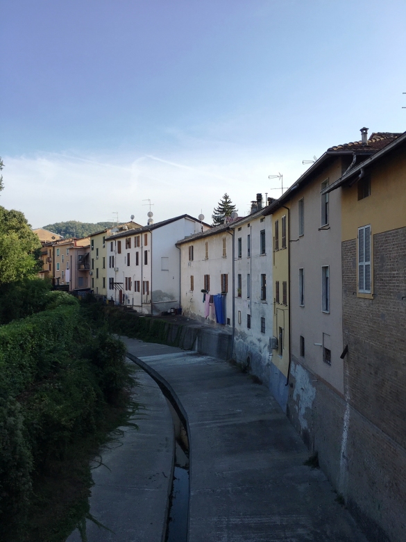 Il quartiere vecchio sul torrente Ghiara: Veduta da via Unità
