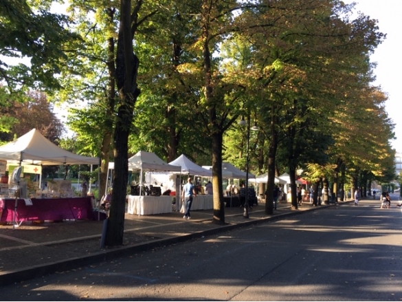 Bancarelle sul viale: 