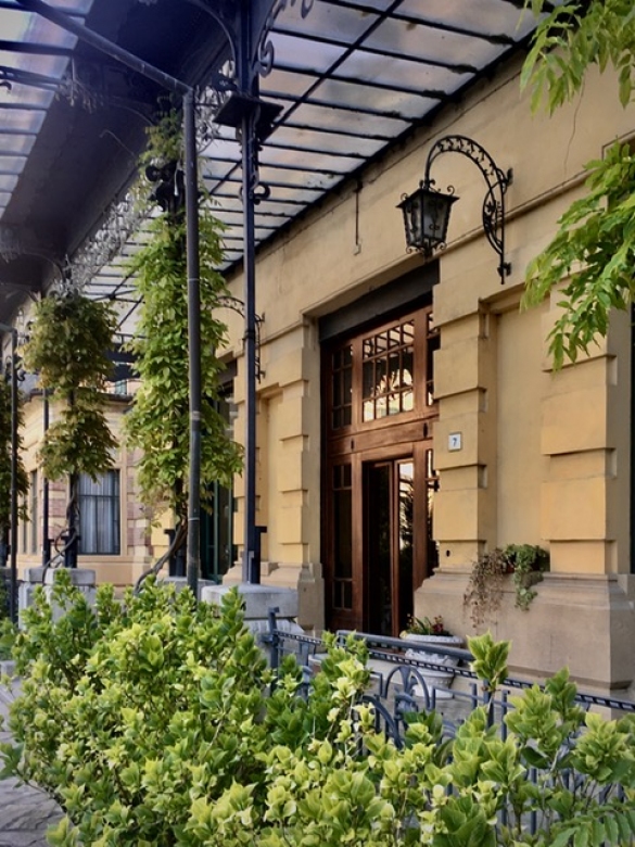 Palazzo dei Congressi - Ingresso principale: L'ingresso con l’elegante pensilina in stile Liberty, in ferro battuto, realizzata dall'artista milanese Alessandro Mazzucotelli
