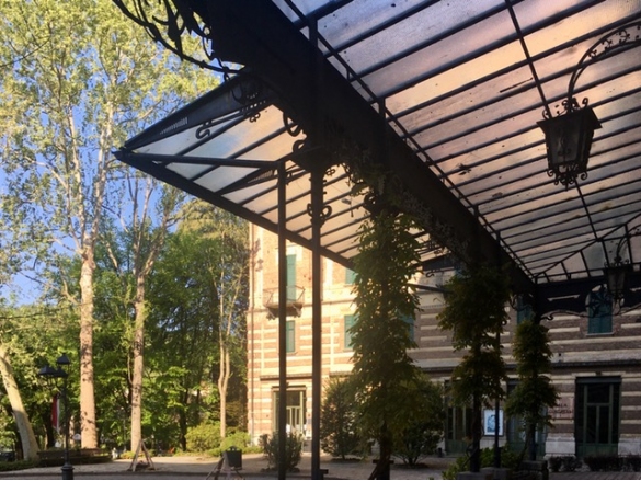 Palazzo dei Congressi  Pensilina Liberty: L'ingresso con l’elegante pensilina in stile Liberty, in ferro battuto, realizzata dall'artista milanese Alessandro Mazzucotelli