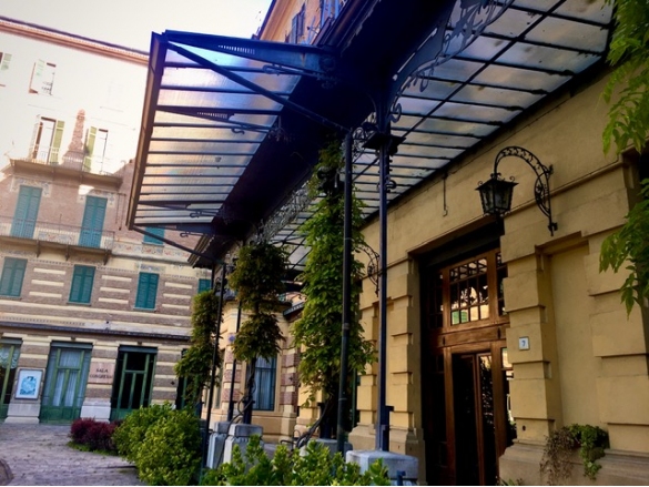 Palazzo Congressi - Pensilina Liberty: L'ingresso con l’elegante pensilina in stile Liberty, in ferro battuto, realizzata dall'artista milanese Alessandro Mazzucotelli