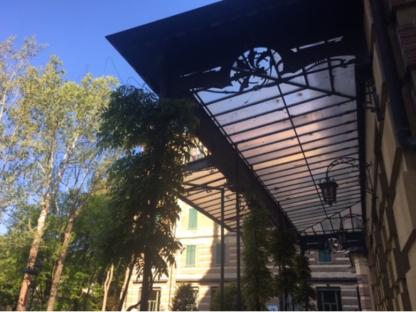 Palazzo dei Congressi _ Pensilina Liberty: L'ingresso con l’elegante pensilina in stile Liberty, in ferro battuto, realizzata dall'artista milanese Alessandro Mazzucotelli