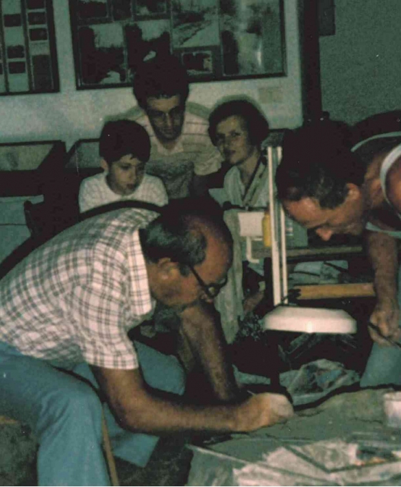 Luglio 1992 - Museo dei Fossili (D'Annunzio): Raffaele Quarantelli intento nella pulitura di alcuni resti fossili di delfino