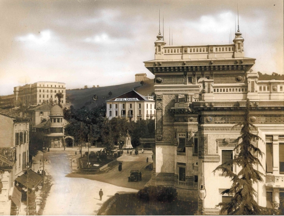 Vecchia Salso - Collezione Fotografica Digitale Famiglia Marzaroli: Primi del Novecento - Una bellissima veduta di piazza Berzieri, che all'epoca si chiamava piazza Felice Cavallotti, con l'albergo Cavour sullo sfondo