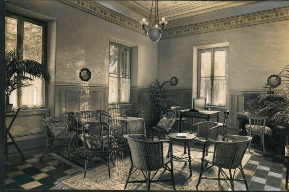 Vecchia Salso - Collezione Fotografica Digitale Famiglia Marzaroli: Primi del Novecento - Vista interna dell'Albergo Moderno, il salottino per gli ospiti