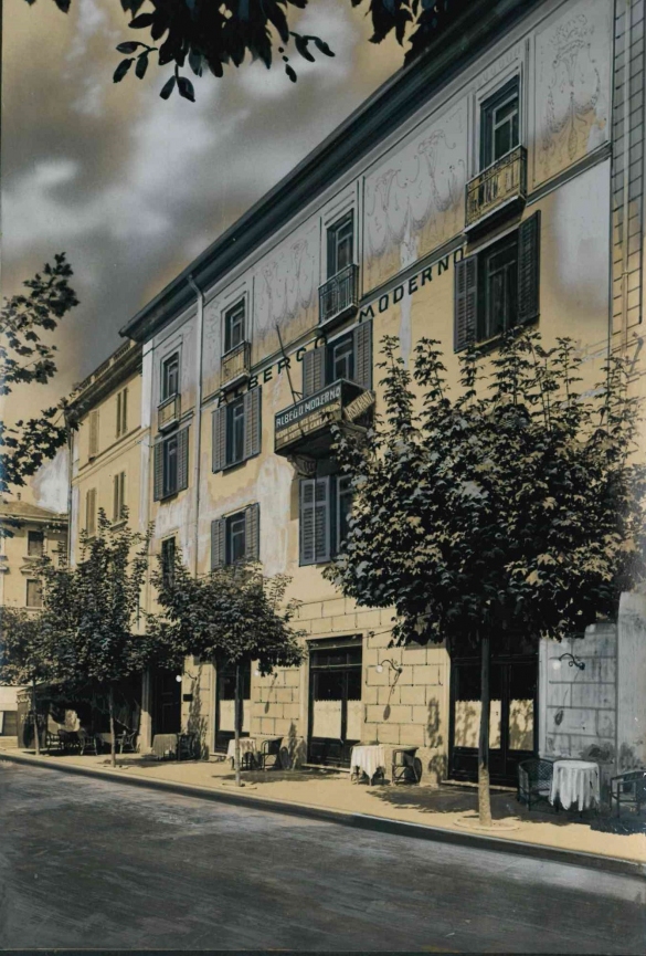 Vecchia Salso - Collezione Fotografica Digitale Famiglia Marzaroli: Primi del Novecento - La facciata esterna dell'Albergo Moderno