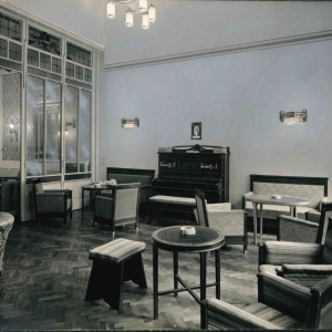 Vecchia Salso - Collezione Fotografica Digitale Famiglia Marzaroli: Primi del Novecento - Grand Hotel Regina, saletta con pianoforte