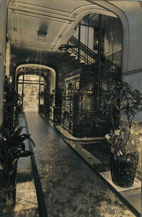 Vecchia Salso - Collezione Fotografica Digitale Famiglia Marzaroli: Primi del Novecento - Grand Hotel Regina, il vano con l'ascensore storico e la scala Liberty in ferro battuto