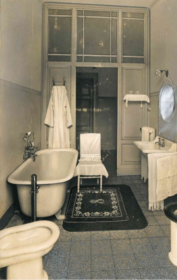 Vecchia Salso - Collezione Fotografica Digitale Famiglia Marzaroli: Primi del Novecento - Grand Hotel Regina, salle de bain