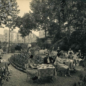 Vecchia Salso - Collezione Fotografica Digitale Famiglia Marzaroli: Primi del Novecento - Grand Hotel Regina, il giardino affolato di ospiti 