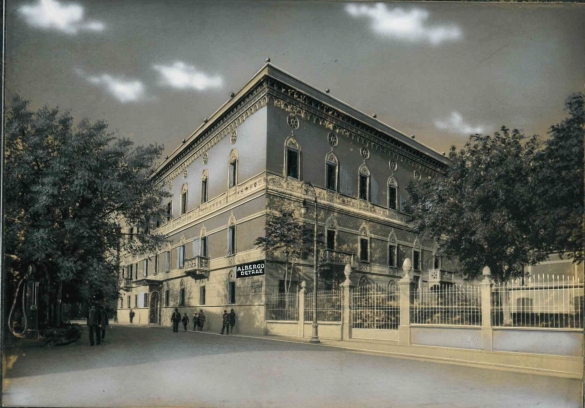 Vecchia Salso - Collezione Fotografica Digitale Famiglia Marzaroli: Primi del Novecento – Albergo Grande Detraz: un gruppo di persone davanti all'albergo