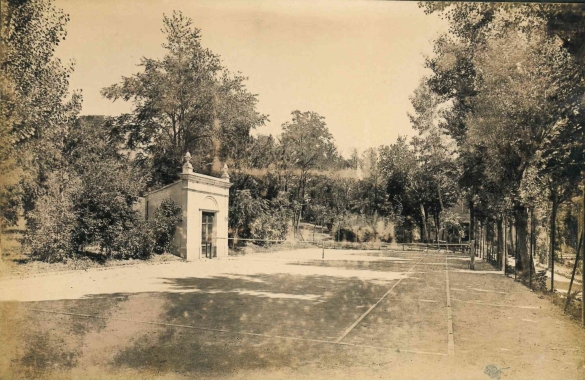 Vecchia Salso - Collezione Fotografica Digitale Famiglia Marzaroli: Primi del Novecento – Albergo Grande Detraz: un'elegante spianato per il pattinaggio, lawn-tennis, ginnastica