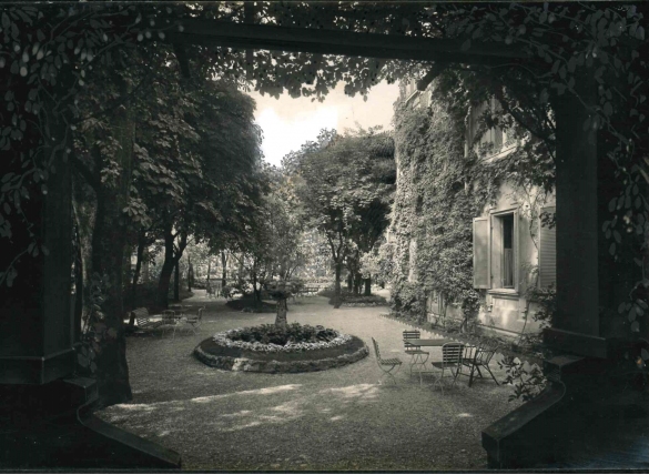 Vecchia Salso - Collezione Fotografica Digitale Famiglia Marzaroli: Primi del Novecento – Grande Albergo Centrale Bagni, vista sul giardino