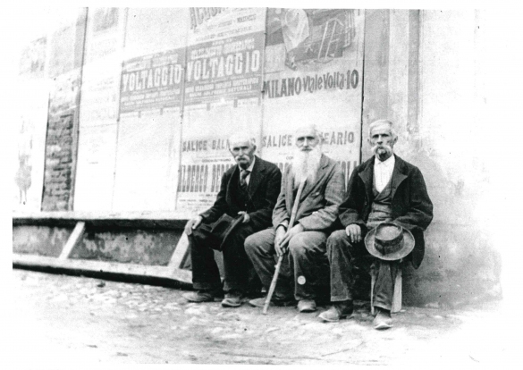1885 ca. – Gruppo di ex operai delle Terme in pensione: Al centro Marco Marzaroli, padre dello scultore salsese Cristoforo