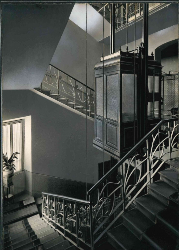 Vecchia Salso - Collezione Fotografica Digitale Famiglia Marzaroli: Primi del Novecento – Albergo Continental, la scala con l'ascensore in funzione