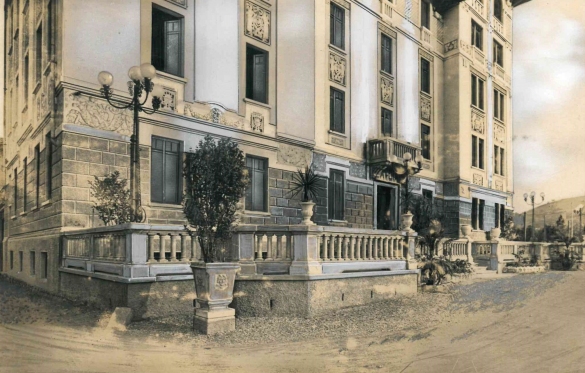 Vecchia Salso - Collezione Fotografica Digitale Famiglia Marzaroli: Primi del Novecento – Albergo Savoia,particolare della facciata con la terrazza antistante