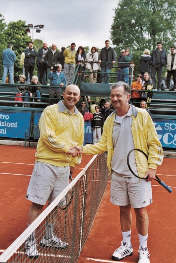 Torneo Internazionale Juniores di Tennis: L'artista Gene Gnocchi, partecipa al torneo in una amichevole