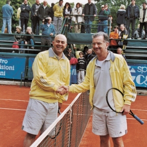 Torneo Internazionale Juniores di Tennis: L'artista Gene Gnocchi, partecipa al torneo in una amichevole
