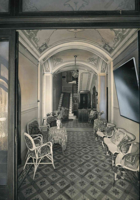 Vecchia Salso - Collezione Fotografica Digitale Famiglia Marzaroli: Primi del Novecento – Albergo Villa Ombrosa, elegante corridoio interno