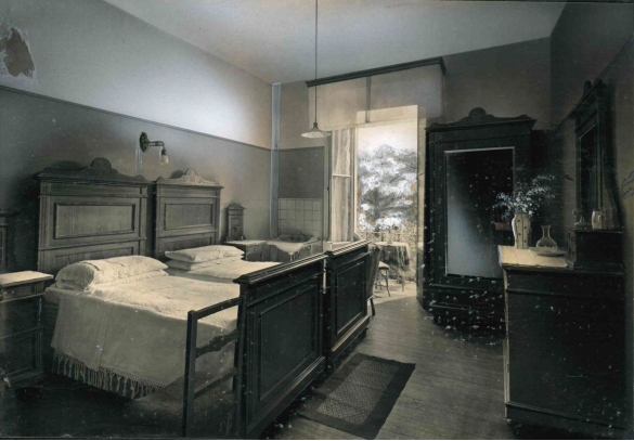 Vecchia Salso - Collezione Fotografica Digitale Famiglia Marzaroli: Primi del Novecento – Albergo Villa Ombrosa, una camera a due letti