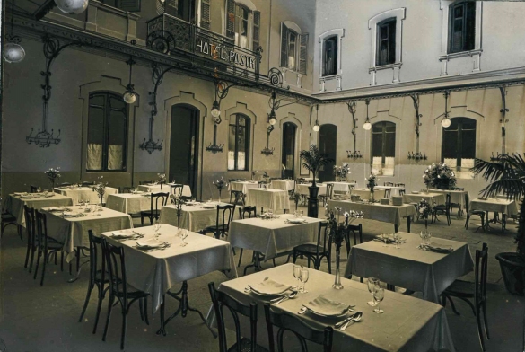 Vecchia Salso - Collezione Fotografica Digitale Famiglia Marzaroli: Primi del Novecento – Albergo Posta, l'allestimento della sala ristorante estiva nel cortile esterno