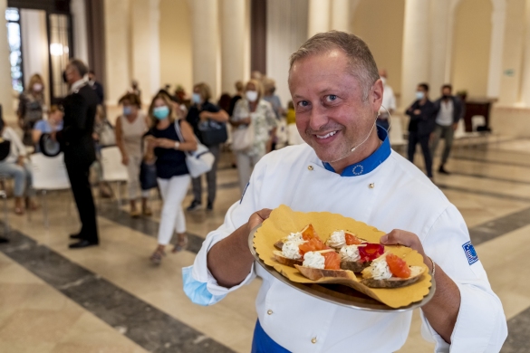 Lo Chef Daniele Persegani alla Corte Civica Tommasini: 11 settembre 2021 - Lo chef con gli alunni dell'Istituto Superiore Magnaghi hanno realizzato un prestigioso buffet per gli ospiti all'eventoi all'evento di inaugurazione