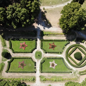 Uno Scatto dal Drone di Parco Mazzini: Un primo piano del giardino all'italiana che caratterizza lo storico parco