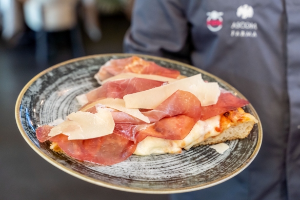 Pizza alta di Salsomaggiore Terme DECO: Presentata dalla Pizzeria Incontro di Salsomaggiore Terme Foto di Lorenzo Moreni