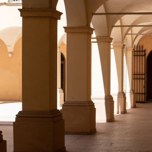 Antico Palazzo Detraz: Particolare del dell'antico chiostro del Palazzo Detraz, già convento dei frati Serviti nel 1525, e successivamente Grande Albergo nel 1890