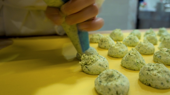 PRODOTTI DECO - MALFATTI CON RICOTTA ED ERBETTE: Preparazione del tortello di pasta fresca con la farcia