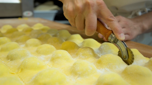 PRODOTTI DECO - MALFATTI CON RICOTTA ED ERBETTE: La lavorazione artigianale del tortello di erbette