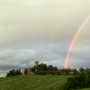 Veduta del Castello di Contignaco con un bellissimo arcobaleno: Fortezza degli Aldighieri